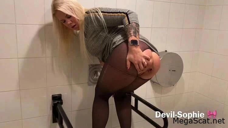 ファストフードの子豚 - ファストフードのトイレの糞を本当に台無しにした - Devil Sophie - 最高のゲロポルノ, スカトロゲーム, ウンコまみれのカーペット